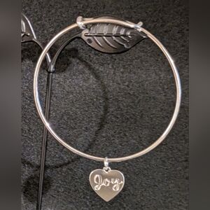 HEART CHARM BRACELET. ENGRAVED "JOY". STAINLESS STEEL.